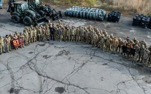Порошенко привіз допомогу на фронт