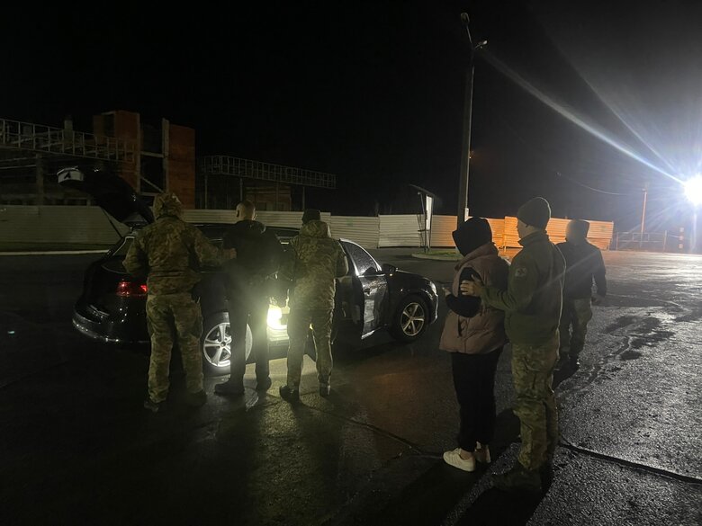 Під час огляду автомобіля на кордоні з Угорщиною прикордонники виявили військовозобов’язаного, який ховався під ковдрою 02