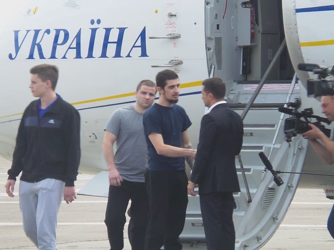 Звільнені українці прилетіли до Києва 04