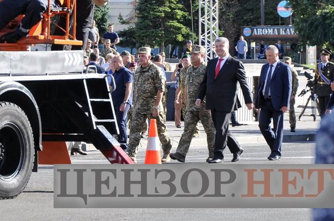 Порошенко побував на репетиції параду 03