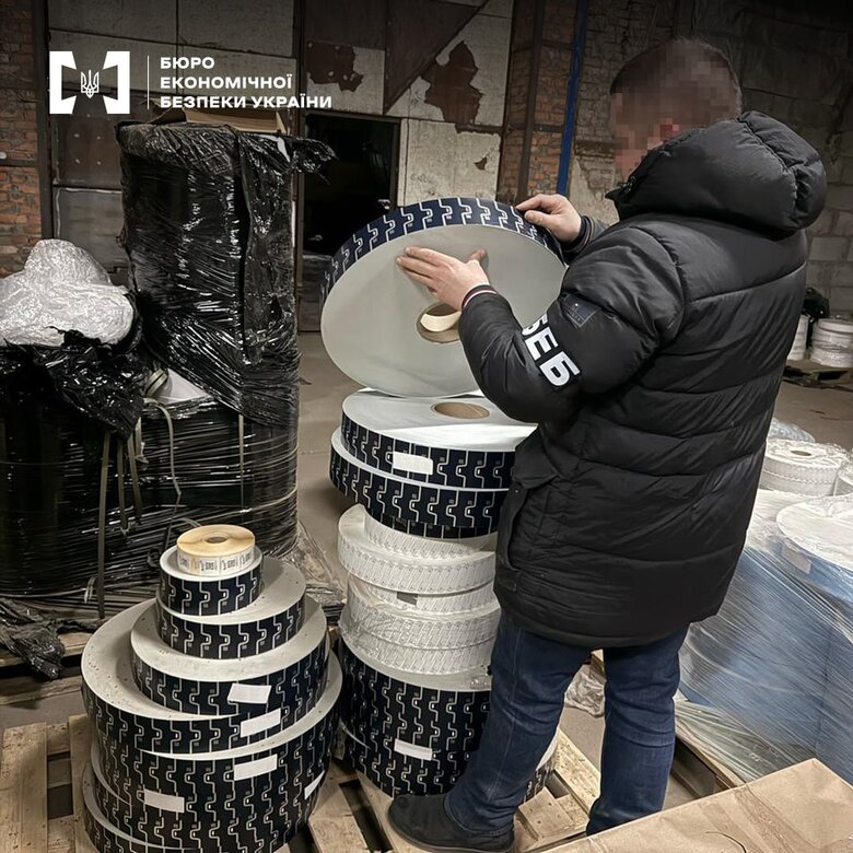 БЕБ викрило підпільну мережу з виготовлення контрафактних сигарет
