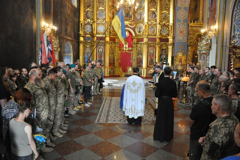 Із загиблим в бою з окупантами воїном Романом Барвінком (Скрипалем) попрощалися в Києві 54