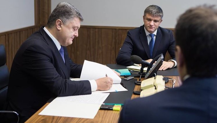 Unique anti-corruption instrument introduced, - Poroshenko signs new law on public procurement. PHOTOS
