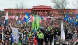 Многотысячная колонна оппозиционеров двинулась в сторону Софийской площади, скандируя: "Зека геть!", "Геть фашизм!" (обновлено)