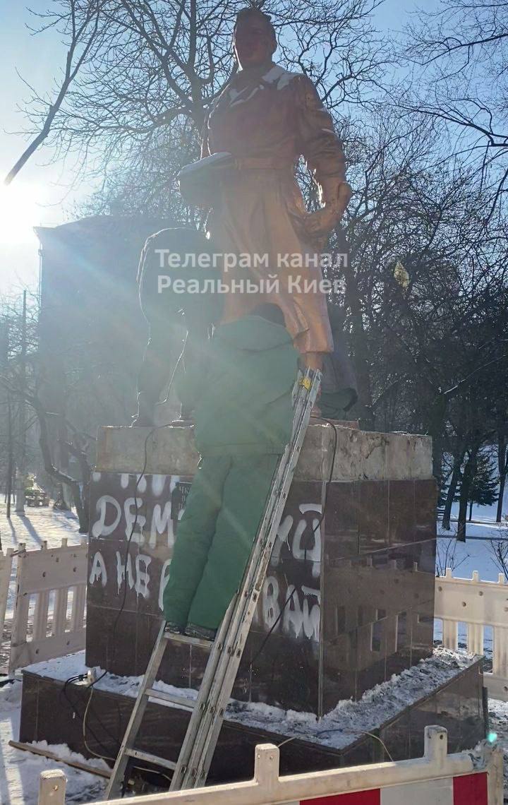 В Киеве демонтируют памятник Чкалову, Ватутину – завтра 02