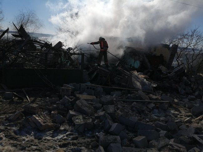 У Новолуганському на Донеччині влученням боєприпасу зруйновано житловий будинок, - ДСНС 02