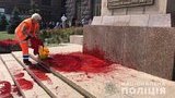 Чоловік облив фарбою флагшток біля КМДА, щоб "привернути увагу суспільства". Порушено провадження, - Нацполіція. ФОТО