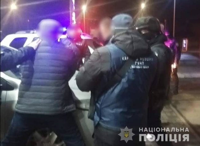 Поліцейські-спецпризначенці затримали банду вимагачів у Черкасах 01