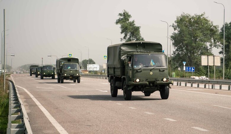 Порошенко передав партію вантажівок Leyland DAF одній з бригад Десантно-штурмових військ ЗСУ 01