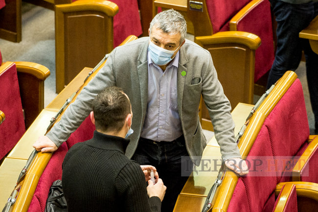 Мисягін у кріслі прем’єра, Яценко і Качура за колоною, краплі Кабанова і поцілунок слуг народу Марченко і Стефанчука, - робота ВР 18 грудня 04