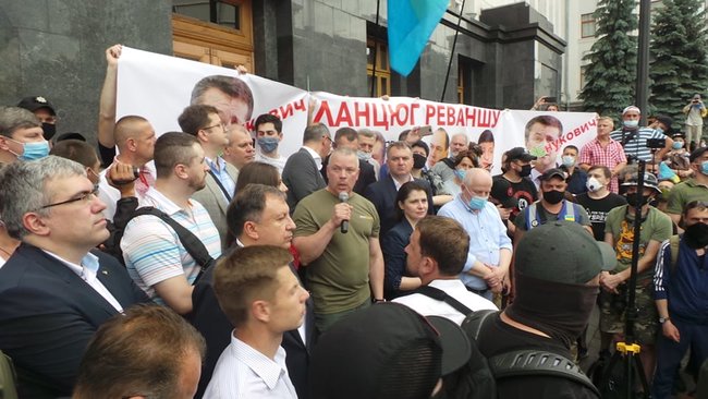 Прихильники Порошенка провели мітинг під Офісом президента 11