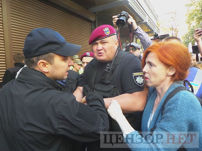 Під час мітингу під ГПУ проти екстрадиції в РФ Тумгоєва сталися сутички: мітингувальники бють вікна, їх у відповідь поливають водою зі шлангів 07