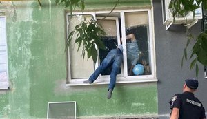 Пьяный херсонец чуть не погиб, застряв в окне бывшей возлюбленной. ФОТО
