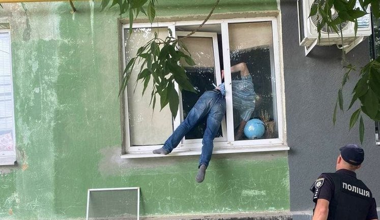 Пьяный херсонец чуть не погиб, застряв в окне бывшей возлюбленной. ФОТО