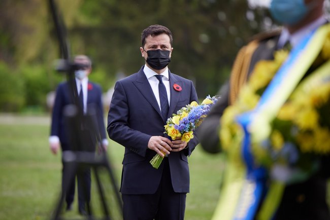 Зеленский и послы стран G7 и ЕС на Луганщине почтили память погибших в годы Второй мировой войны 01 Зеленский и послы стран G7 и ЕС на Луганщине почтили память погибших в годы Второй мировой войны 01