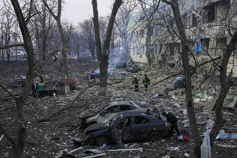 Оккупанты сбросили авиабомбы на детскую больницу в Мариуполе 06