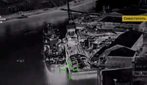 Виведені з ладу: в ГУР показали ураження двох великих десантних кораблів РФ в окупованому Криму