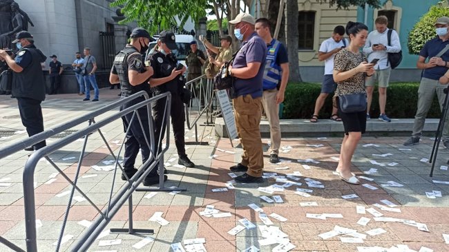 Слуги русификации и Меняю мову на рубли: на акции под ВР произошла стычка - правоохранители пытались задержать митингующего 04