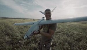 Андрей Хлывнюк высмеял солиста группы "Звери" и намекнул, что его ждет: "Рома, извини, у меня самолет, дела, дела". ВИДЕО