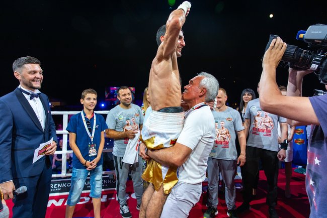 Украинский боксер Далакян в четвертый раз успешно защитил чемпионский титул 01