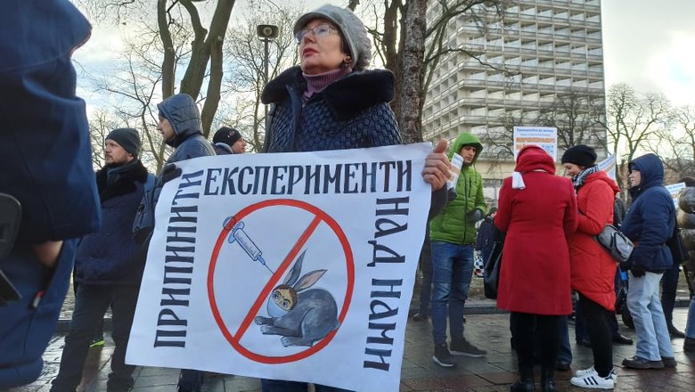 В Києві протестували антивакцинатори: QR-коди на плакатах ведуть на сайт Єдиної Росії 12