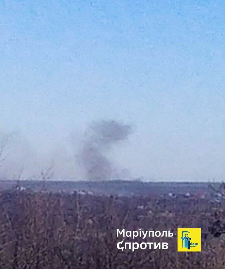 Возле оккупированного Мариуполя раздаются взрывы, россияне подняли авиацию, - Андрющенко 04