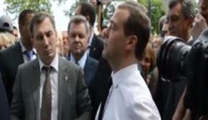 Медведєв - пенсіонерам в окупованому РФ Криму: Грошей немає, але ви тримайтеся. Усього найкращого. ВІДЕО