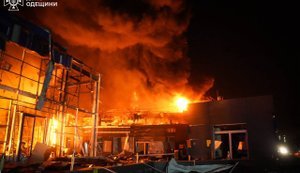 Російські дрони знищили великий автосалон у Одесі