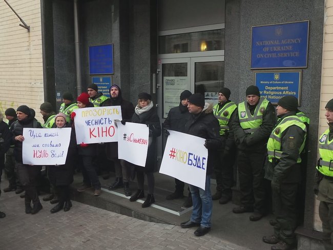 Цій комісії ми ставимо нуль балів, - активісти пікетували Нацагентство з питань держслужби на підтримку кандидатки на главу Держкіно Сінькевич 03