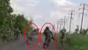 Два російські мотоштурмовики зіштовхнулися на польовій дорозі. ВIДЕО