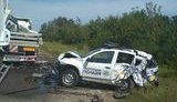 Водитель фуры на скорости врезался в стоявшую на обочине машину патрульных. ФОТОрепортаж