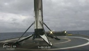 SpaceX успешно запустила самую мощную в мире ракету с грузом. ВИДЕО