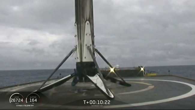 SpaceX успешно запустила самую мощную в мире ракету с грузом 02