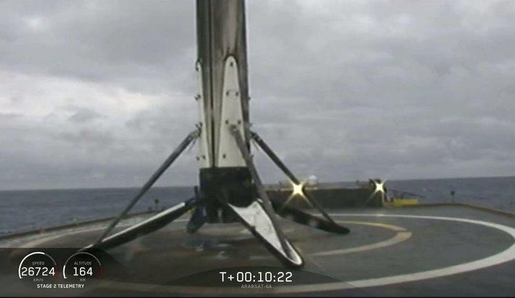 SpaceX успешно запустила самую мощную в мире ракету с грузом. ВИДЕО