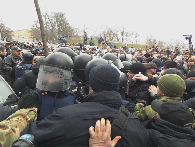 Затримання Саакашвілі: поліція намагається відтіснити активістів на Трьохсвятительській, був застосований газ 03