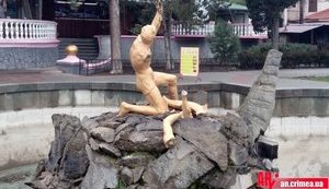 Вандалы разбили знаменитый фонтан "Рыбак и рыба" в оккупированной Алуште. ФОТО