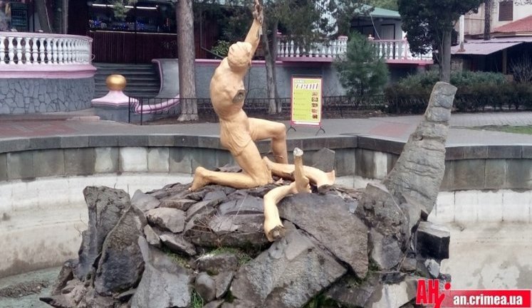 Вандалы разбили знаменитый фонтан "Рыбак и рыба" в оккупированной Алуште. ФОТО