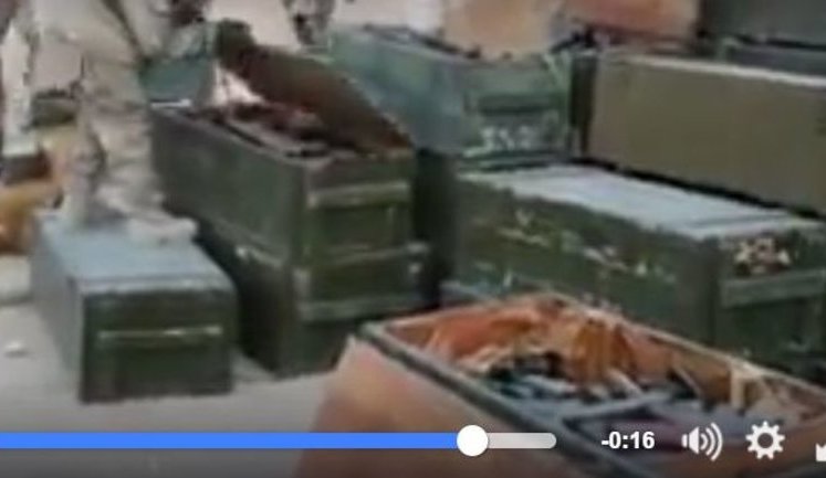 "Просто знялися і пішли", - армія РФ залишила бойовикам ІДІЛ на базі в Пальмірі гори зброї і навіть банківські картки. ВІДЕО