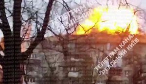 Момент падения и взрыва российского дрона-камикадзе Shahed возле дома в Киеве. ВИДЕО