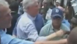 Буш пожал руку гаитянину, а потом вытер руку о рубашку Клинтона. ВИДЕО.