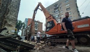 В центре Киева сносят здание "Квіти України": местные жители заблокировали работу техники. ВИДЕО+ФОТОрепортаж