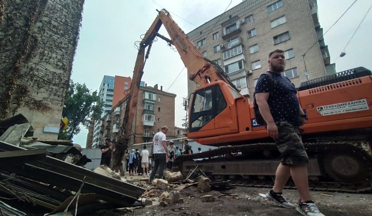 В центре Киева сносят здание "Квіти України": местные жители заблокировали работу техники. ВИДЕО+ФОТОрепортаж