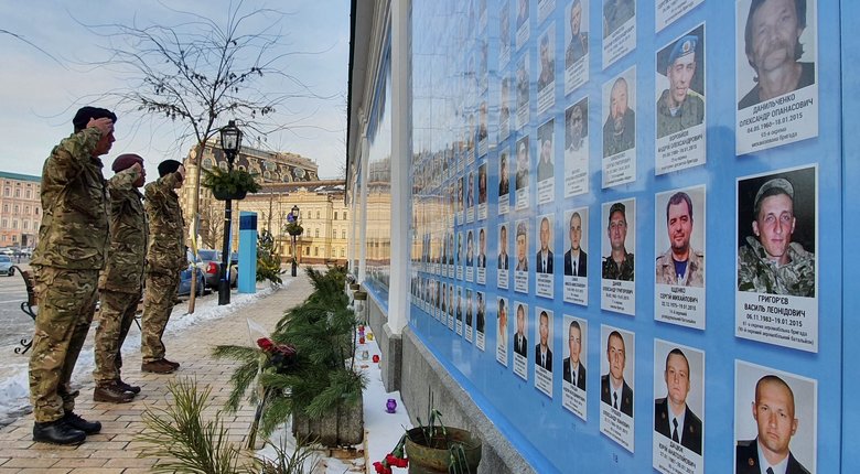 Британські військові вшанували память захисників Донецького аеропорту біля Стіни памяті 01