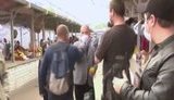 Покупець напав на журналістів, які знімали дотримання карантину на ринку в Запоріжжі: "Чого ти ховаєш?! Маску зніми!" ВIДЕО