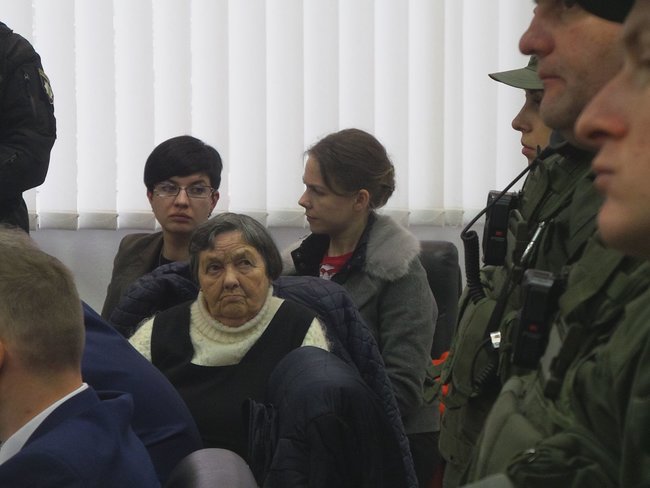 Після клопотань Хмари і Крат про взяття Савченко на поруки суд пішов радитися 05