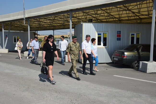 КПВВ Гнутово в районе проведения ООС посетила официальная делегация из Грузии 05