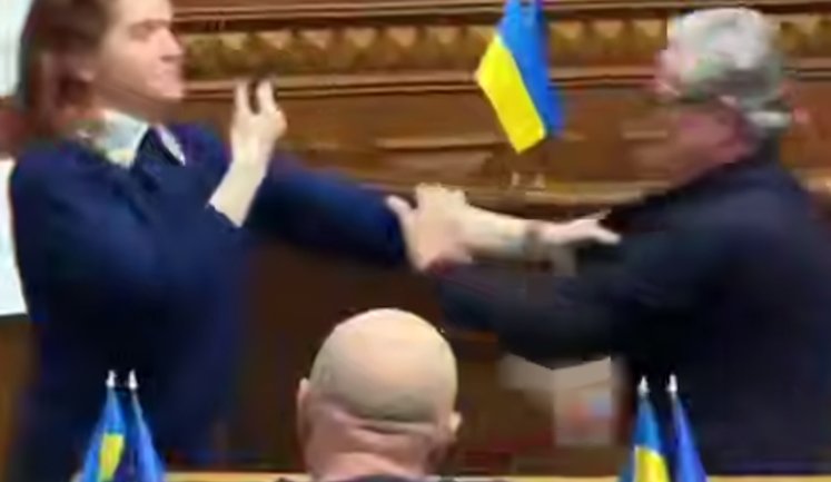 Clash took place in Rada between Bezuhla and Taruta: MP blocked rostrum. VIDEO