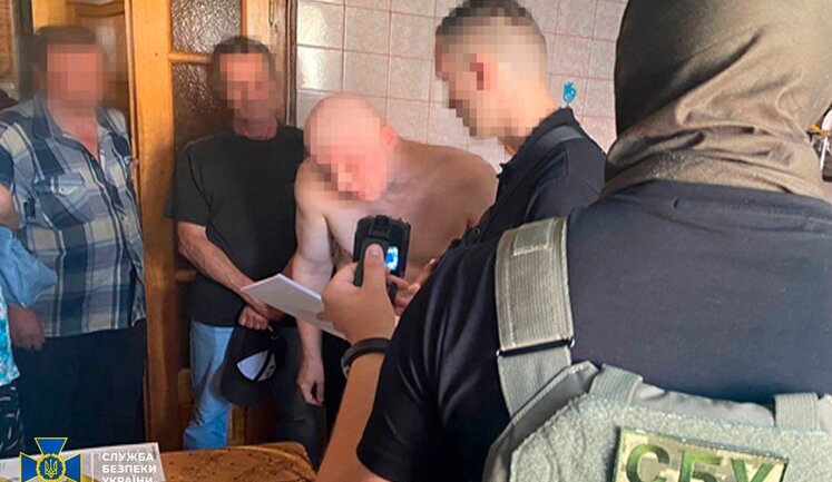 СБУ затримала мешканця Києва, який в соцмережах прославляв Путіна та закликав українців отримувати громадянство РФ. ФОТОрепортаж