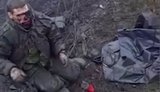 Окровавленный рашист сидит возле разорванной взрывом машины после подрыва на мине. ВИДЕО