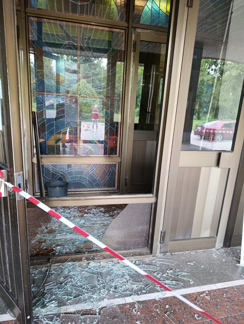 В Киеве повреждены три медучреждения